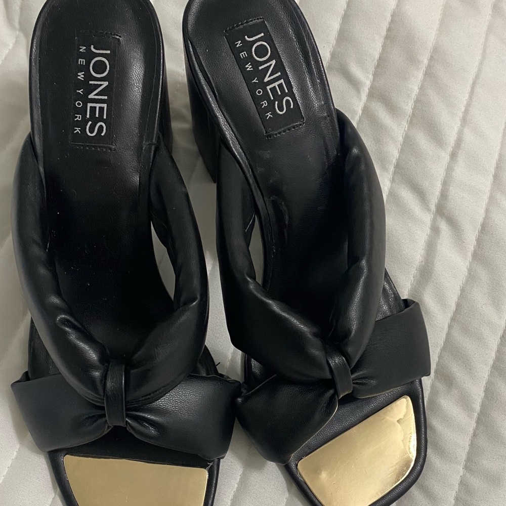 Pretty leather Jones of New York Sandals.